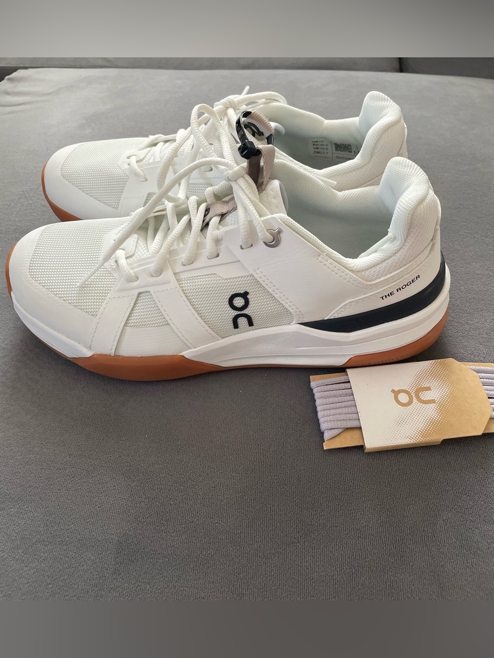 On Running The Roger Youth Sneakers.  Fits women 7.5/8.